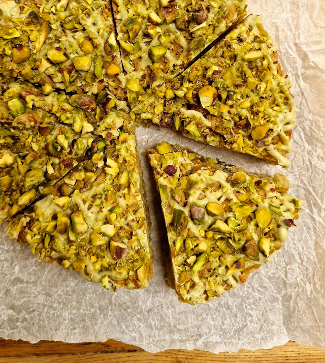 Pistachio and white chocolate blondie (whole 7&quot;) (GFA)