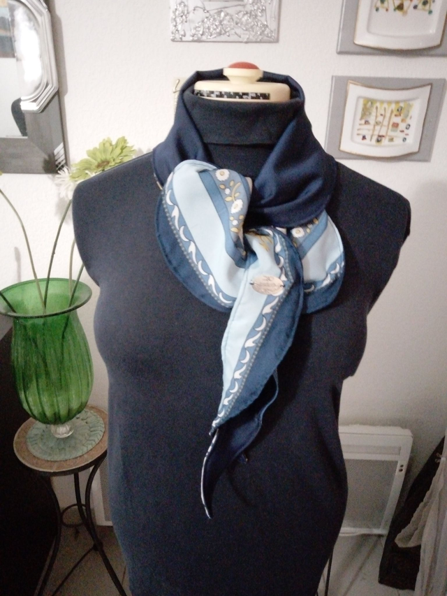 chèche en soie mousseline bleu fleuri   spiral  cache cou pour femme		