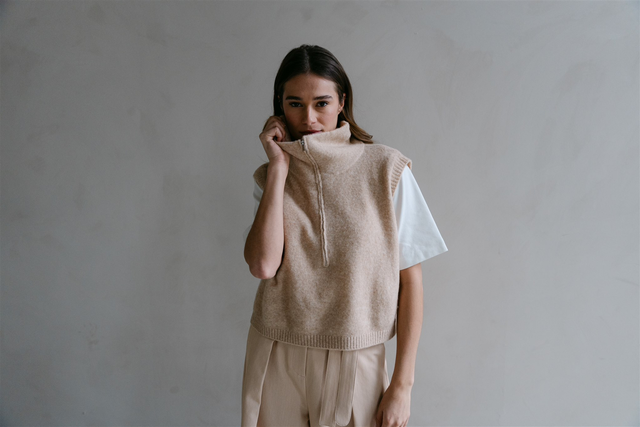 LoiraA5 knitted waistcoat Sand 