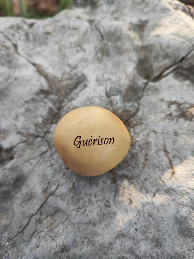 Caillou en Bois de Buis "Guérison"