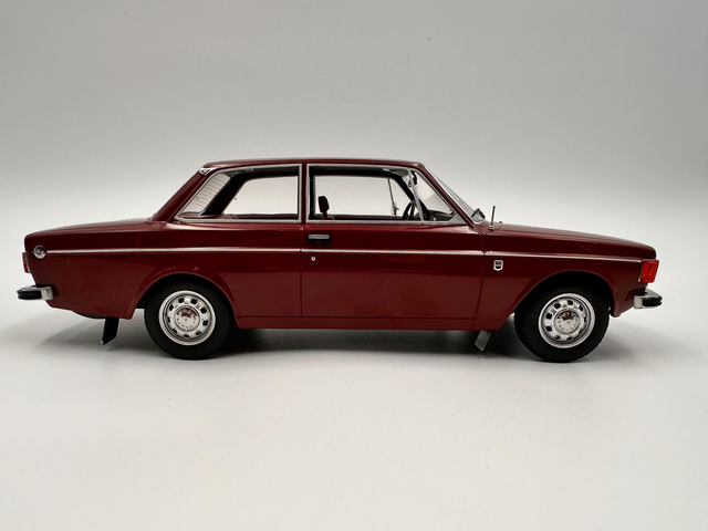 Volvo 142 - röd 1973 - scale - 1:18