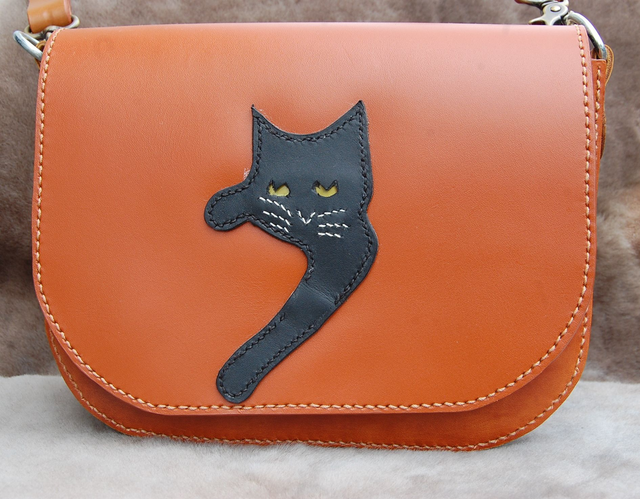 Sac en cuir couleur fauve avec motif chat noir