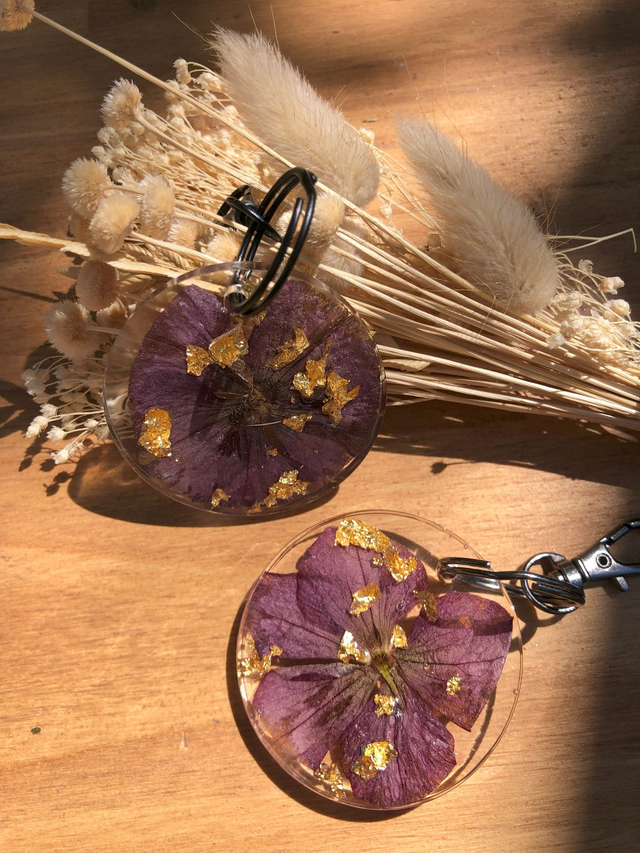 Porte clés en résine avec fleurs séchées 