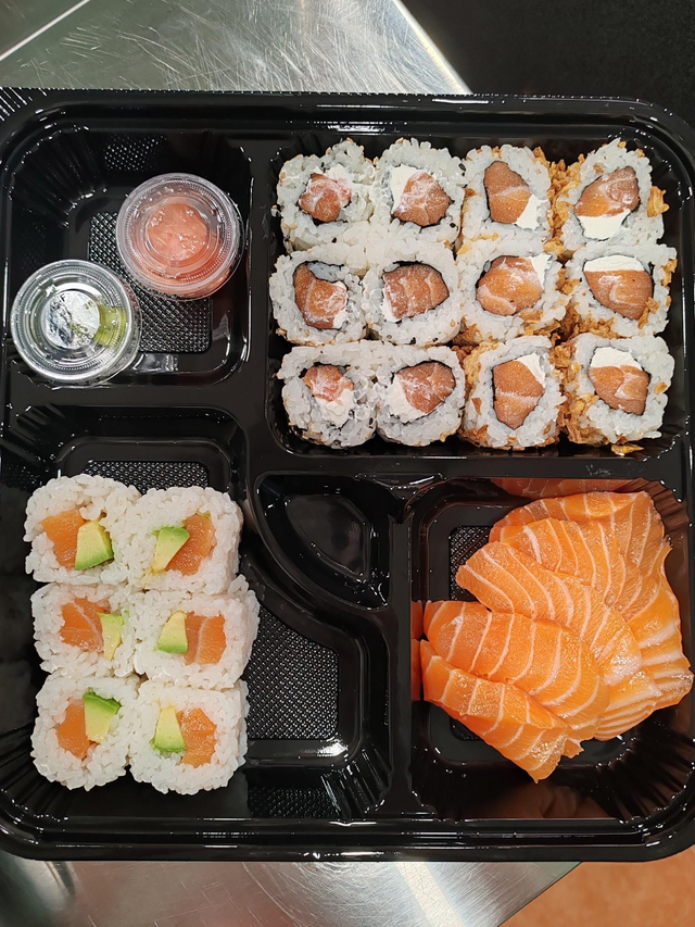 Plt 7 (23 pcs) california saumon fromage,neige saumon avocat,crispy saumon fromage,sashimi saumon 