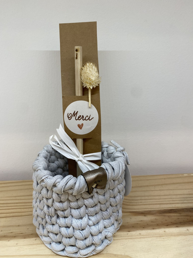 Pot à crayons au crochet avec son crayon de papier