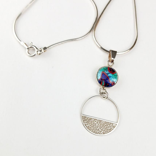 Collier "Cercle Martelé" en émail sur cuivre et sur feuille d'argent 