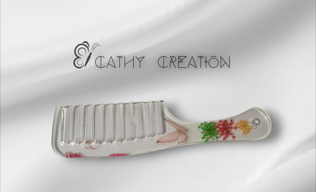 Peigne avec inclusion de fleurs et papillon