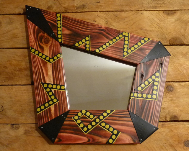 Miroir patiné en sugi-ban avec dessin au Posca 