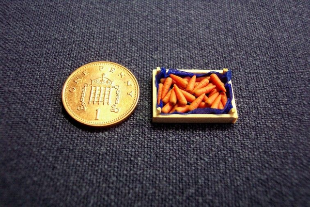 Carrots in Wooden Crate (1/24th scale)