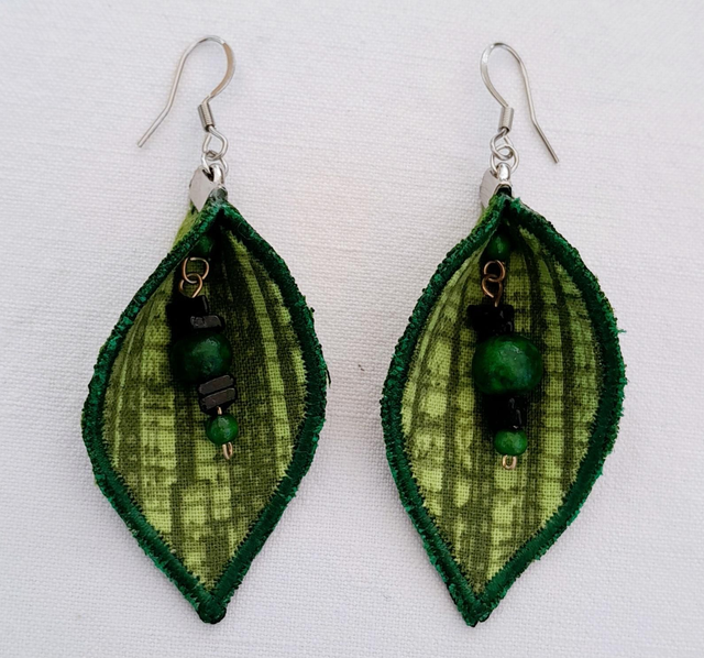 Boucles d&#039;oreilles feuilles et perles bois