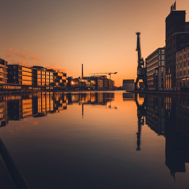 Hafenkran im Abendspiegel