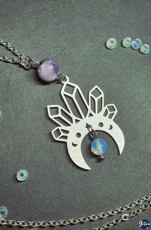 Collier couronne lunaire, perles d&#039;opalite et de lépidolite