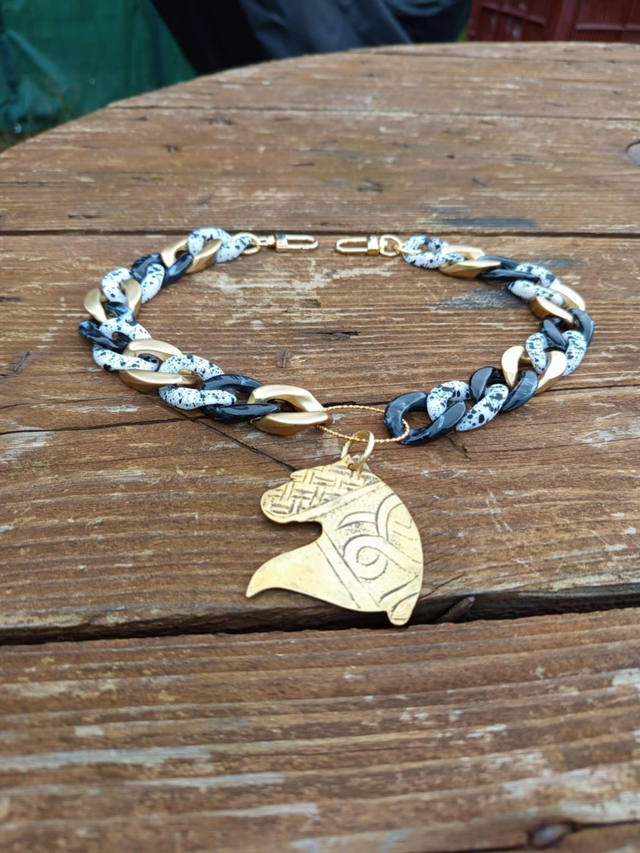 Collier en grosses mailles en acrylique Sukshma