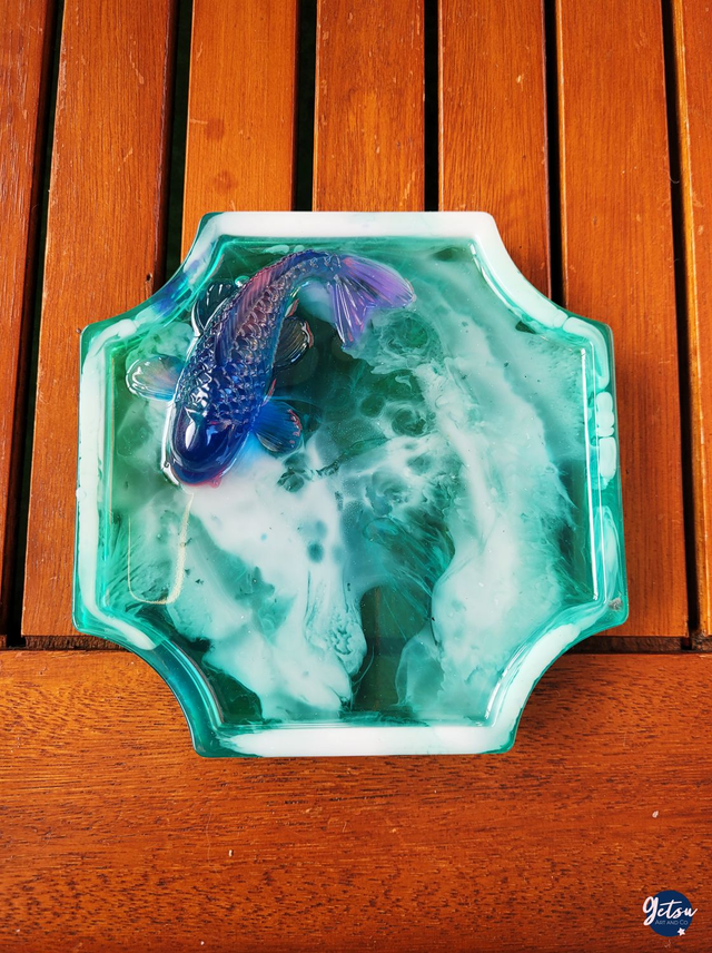 Petit vide-poche/porte-savon carpe koi bleu-violette, fond vert