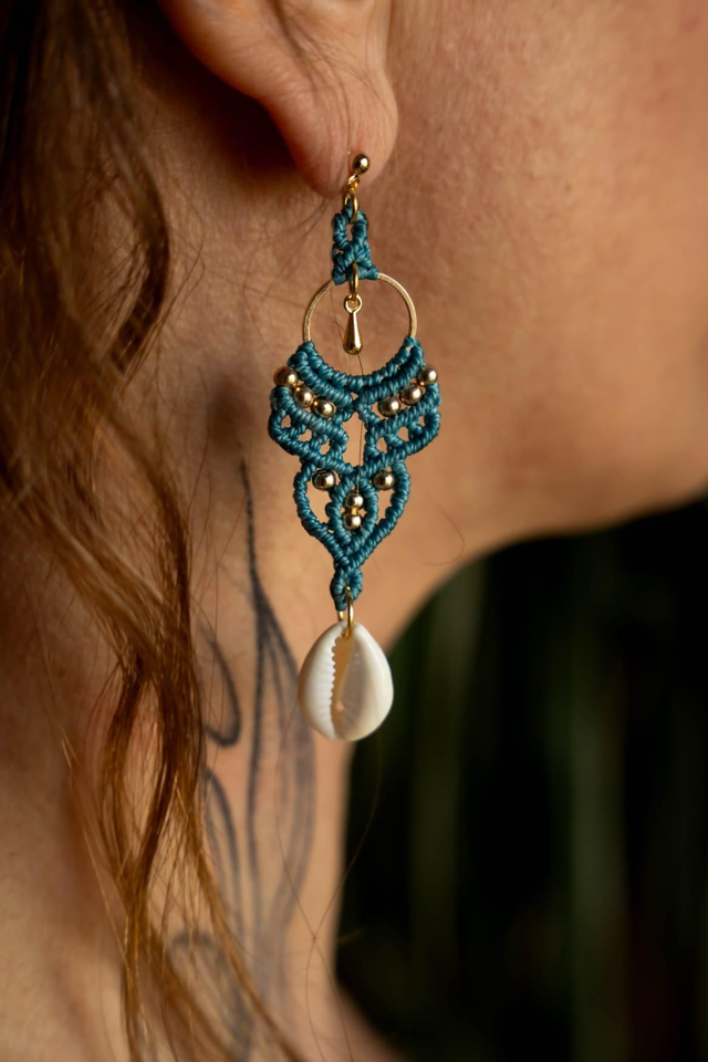 Boucles d&#039;oreilles en micro-macramé avec son coquillage Cauri