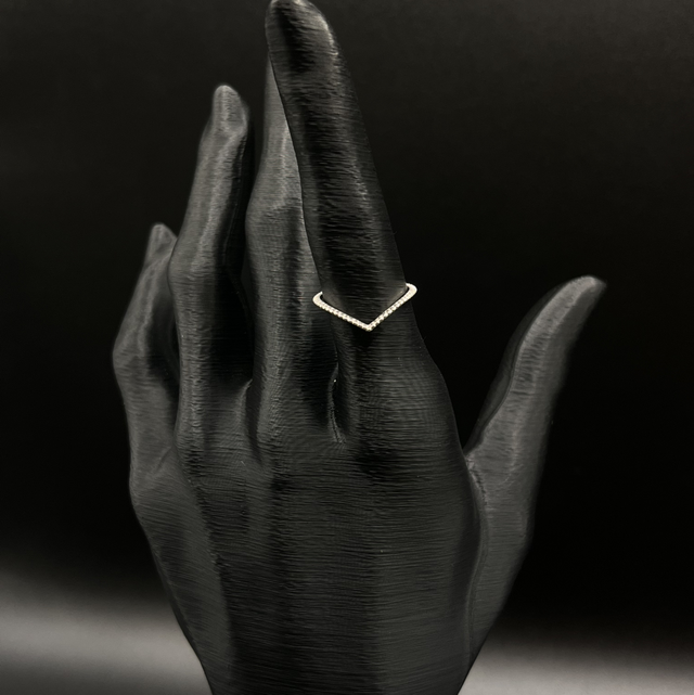 Anel V com zircônias 