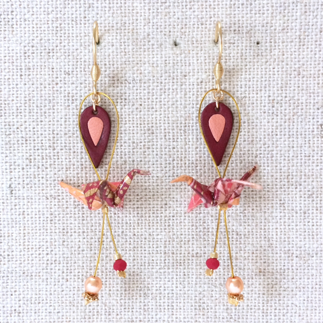 Boucles d’oreilles « Vago » dorées, grue en origami, couleur grenat et saumon
