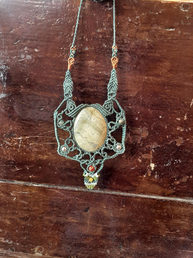 Collier macramé.  Jaspe. Fait main. Collier unique. Fil vert. Marque Magatisselavie 