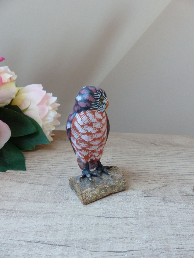 Petite chouette vintage sculptée en bois – Peinte à la main, yeux en verre, socle en écorce naturelle – Décoration campagne et porte-bonheur
