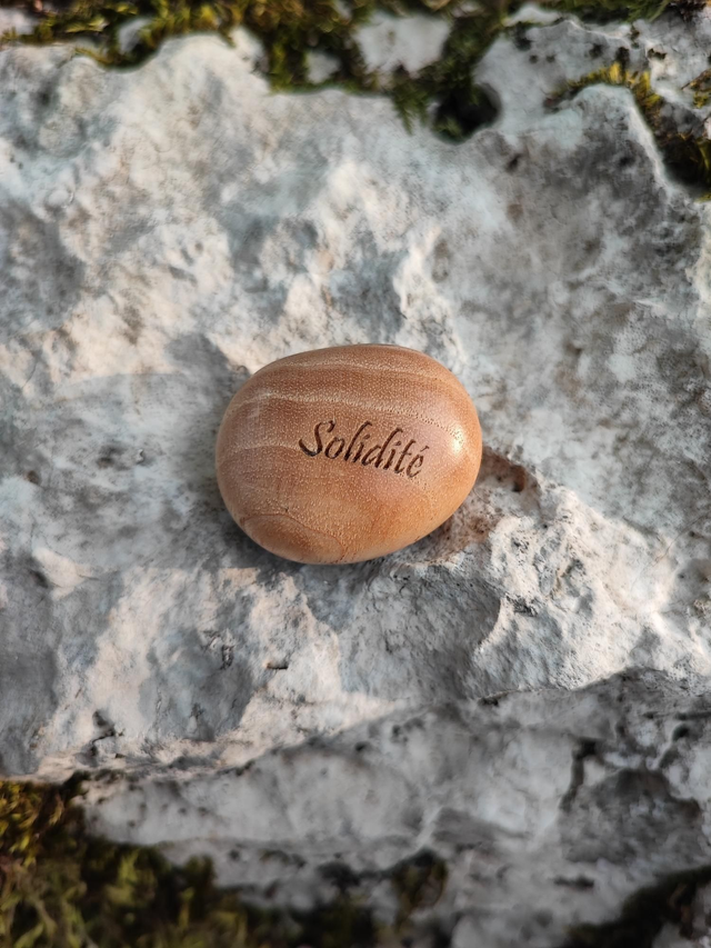 Caillou en Bois de Frêne "Solidité"