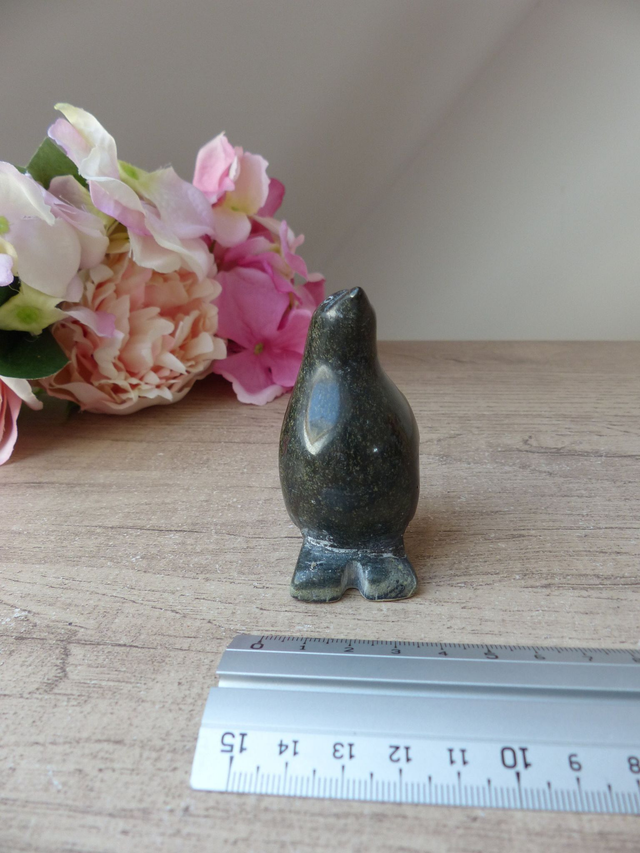 Figurine miniature Pingouin en stéatite, sculpture pingouin en pierre art inuit, collection pingouin manchot petit animaux en pierre vintage