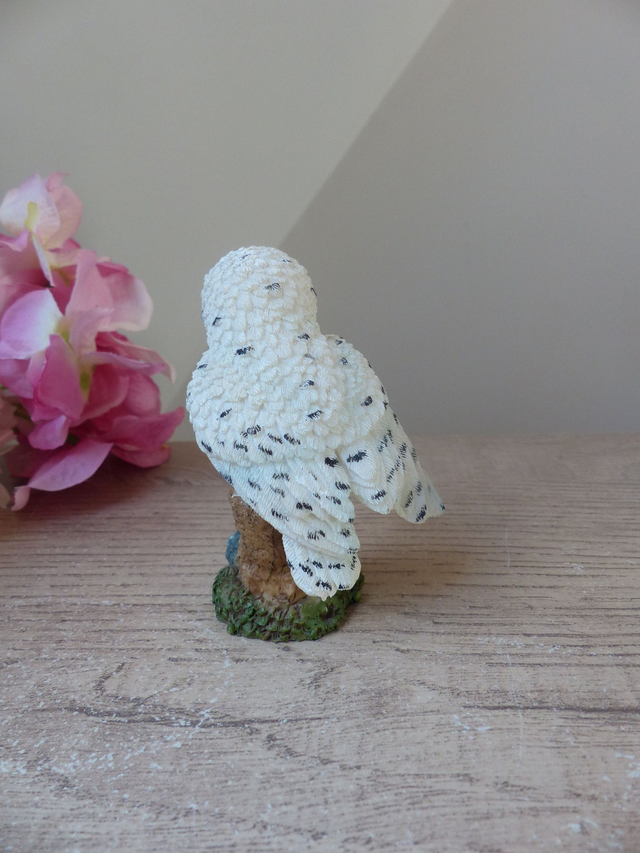 Sculpture Miniature Chouette des Neiges en Résine – Figurine Décorative Blanche Harfang - Statuette Chouette Blanche de Collection en Résine
