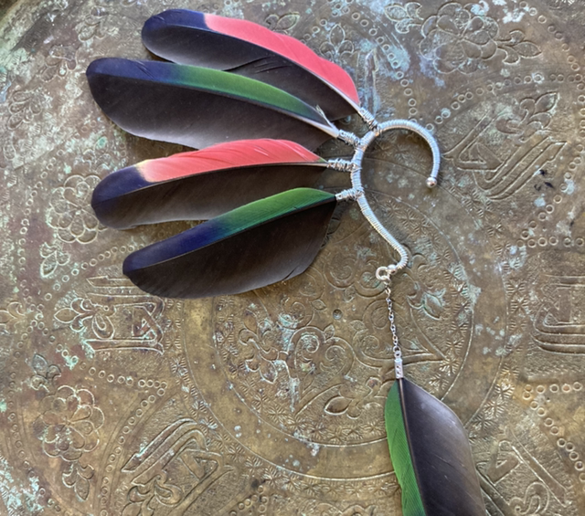 Tour d’oreille argenté en plume de perroquet 