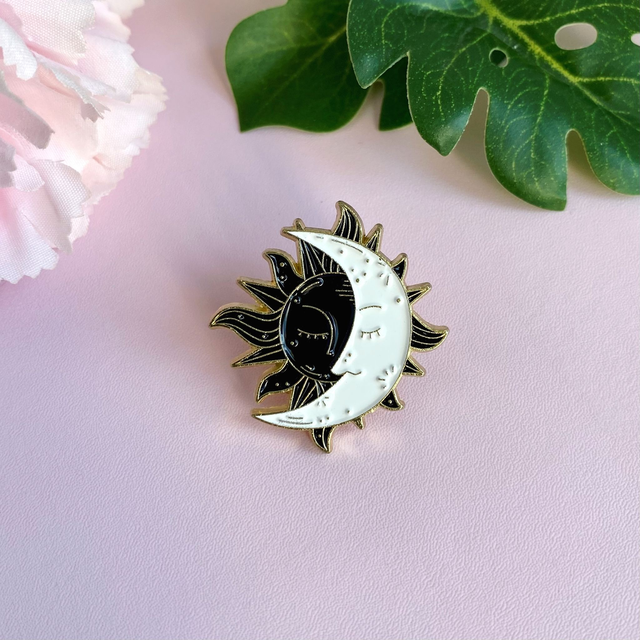 Pin&#039;s soleil et croissant de lune 