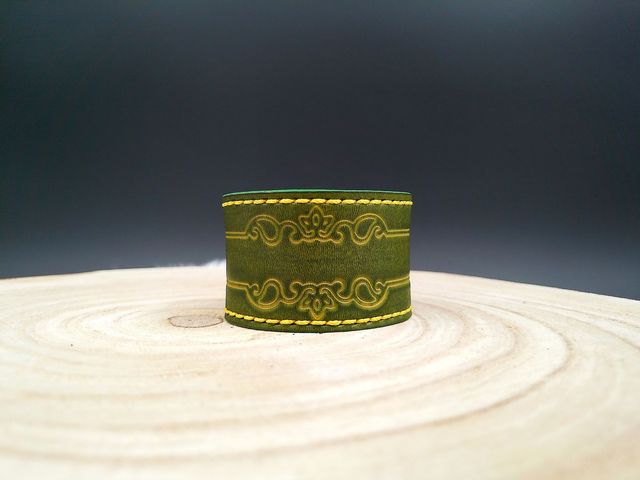 Daphné, manchettes en cuir