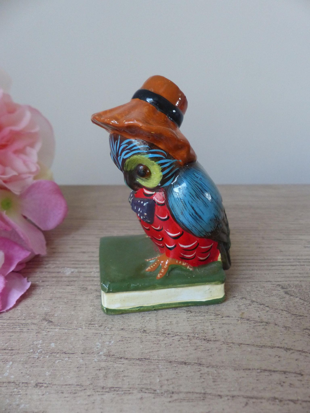 Petite Chouette Hibou Savante avec Chapeau sur Livre Céramique Vintage 1970, Chouette Hibou Jardinier, Cadeau Décoration Bureau Bibliothèque