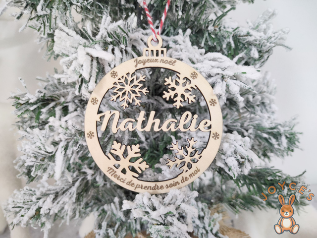 Boule de noël personnalisée - 9cm - Modèle Nathalie - Assistantes maternelles, maîtresses, ATSEM, AVS, AESH