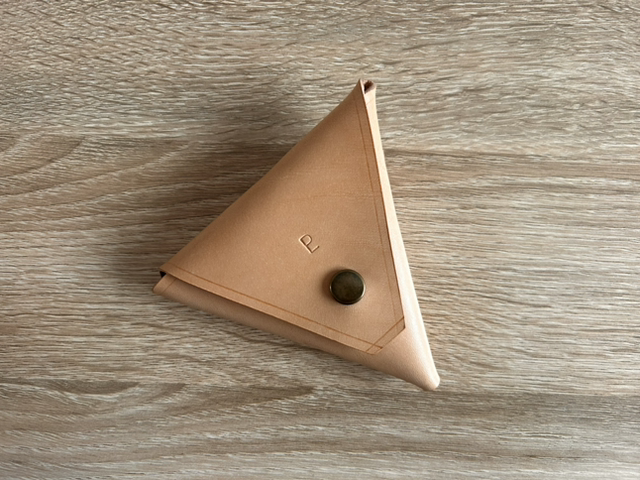 Porte-monnaie triangulaire en cuir - Coloris « Naturel » - Fabriqué à la main en France