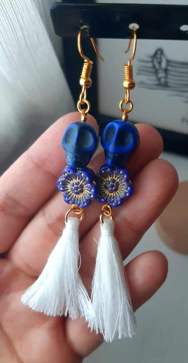 Boucles d'oreilles bleues pompon blanc