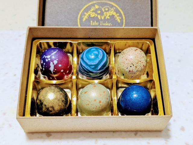 Pick and mix box of 6 chocolates. Place your choices of available flavours in the message box when ordering 