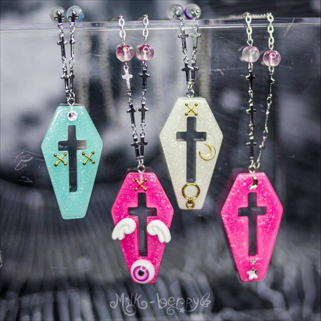 Collier Cercueil Croix Pastel Goth