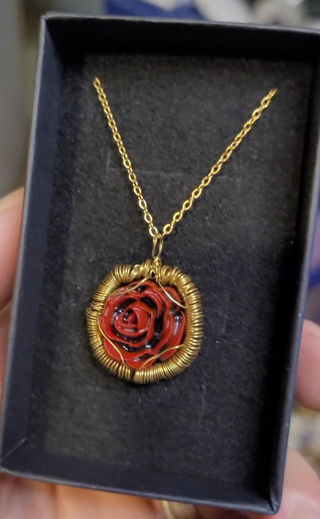 Collier Rose rouge et noire