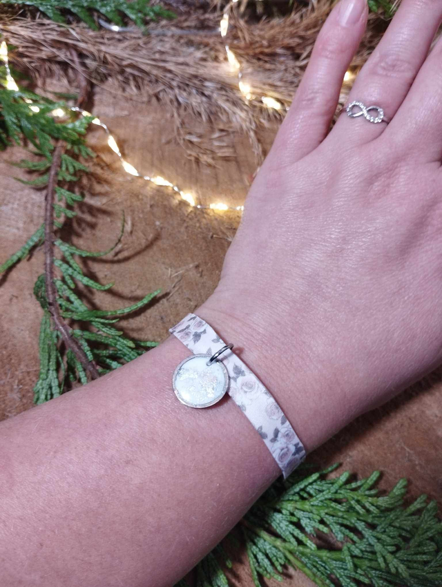 Bracelet fin en tissus avec médaille artisanale - motif Roses Vintage