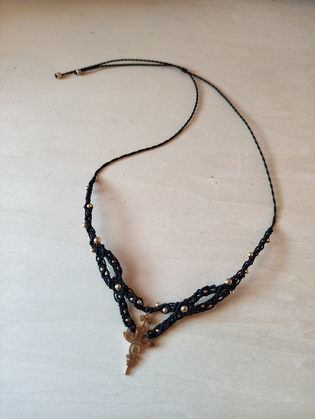 Collier noir avec estampe lotus et perles dorées