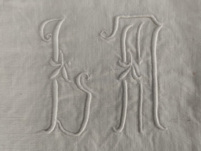 Monogramme LM sur drap ancien