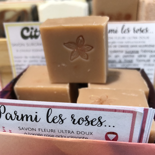 Petit savon 20 g parmi les roses