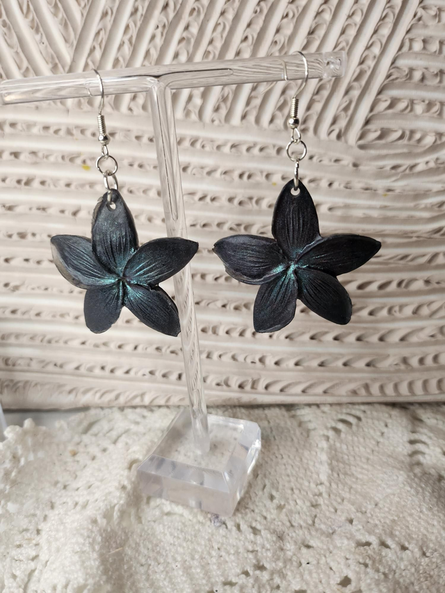 Boucles d'oreilles noires bleutée fleurs de tiare 