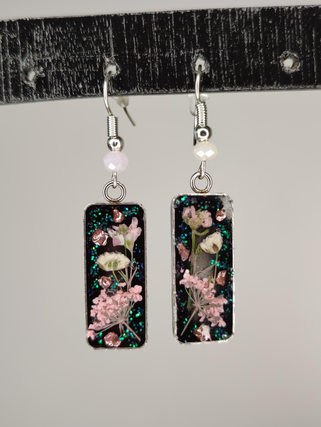 Boucles d&#039;oreilles minimalistes en fleurs naturelles de carottes et perles de verres 