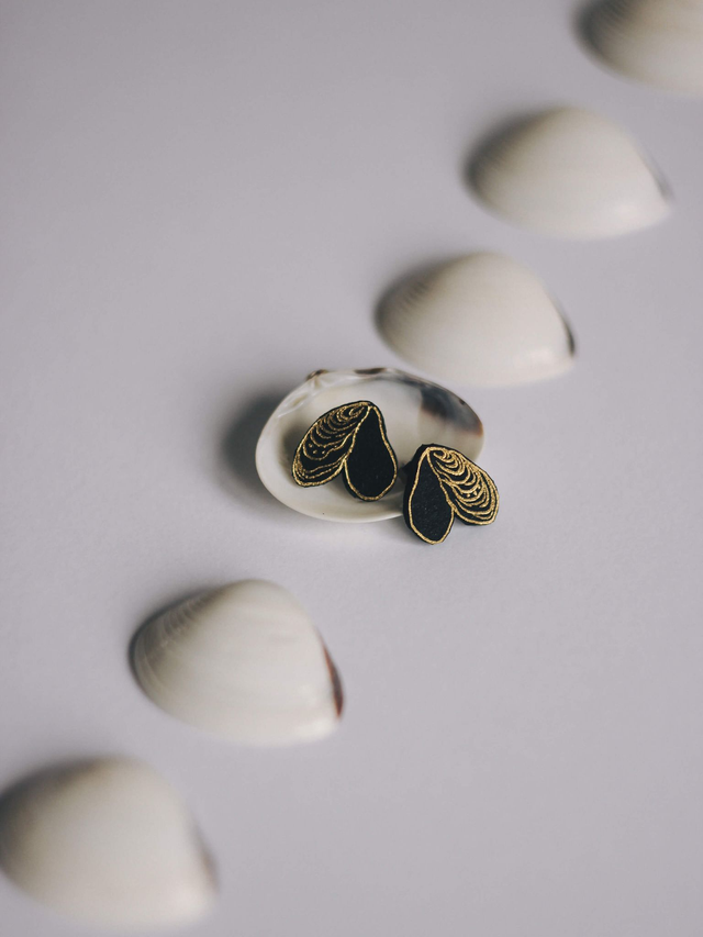 Małe kolczyki sztyfty złote serduszka