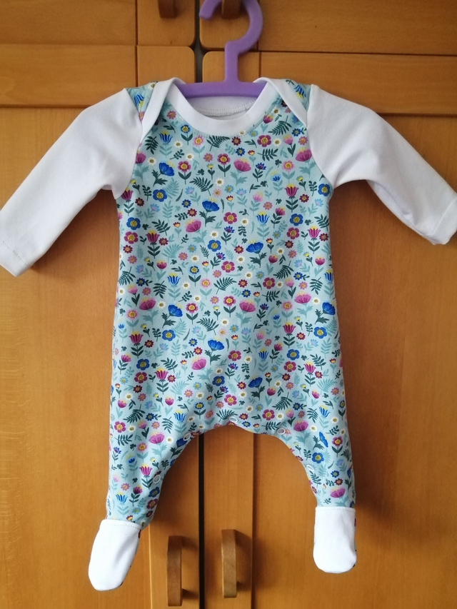 Babygrow - 0-3 mth (4-5 kg).   Jade flowers