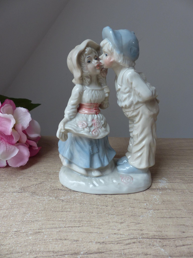 Figurine en céramique représentant un couple d'amoureux 1970, premier baiser Vintage, idée cadeau décoration intérieur, maison de campagne