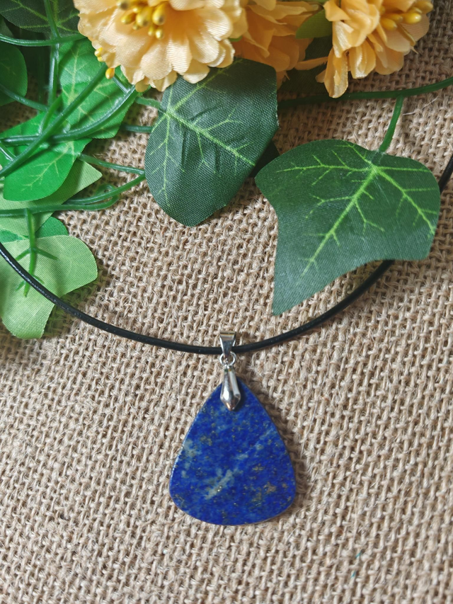 collier lapis lazulis sur fil de cuir