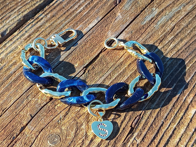 Bracelet gros maillons acrylique Nil Svarna – Bleu &amp; Or