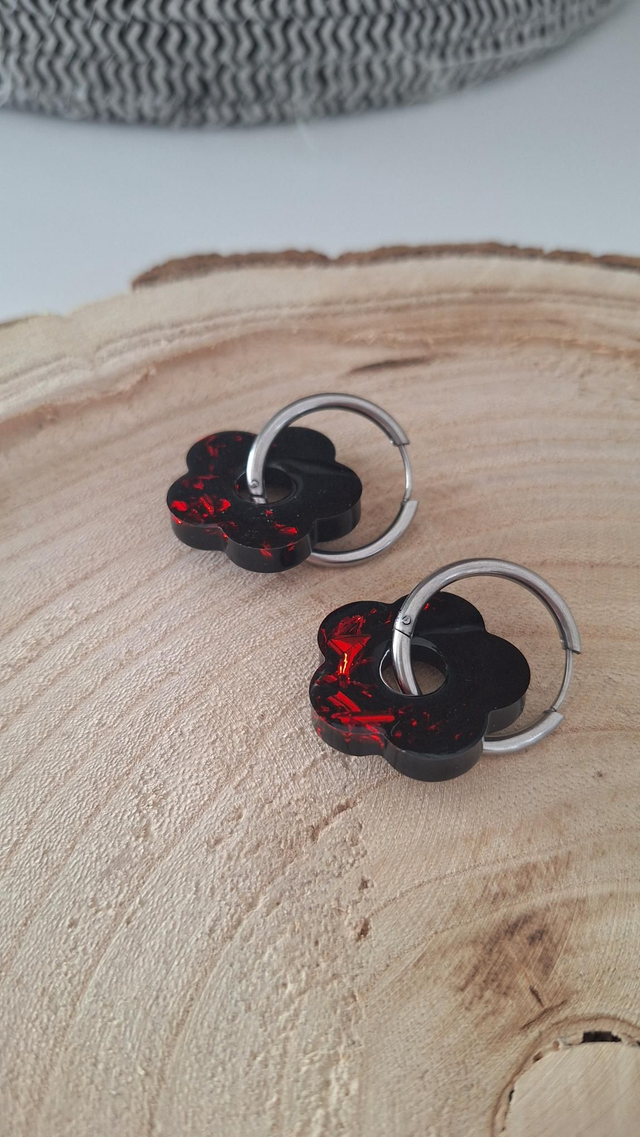 Créoles argentés fleurs noires et feuilles rouges