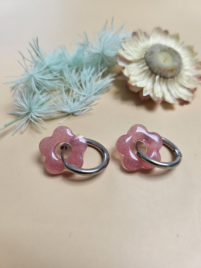 Boucles d&#039;oreilles en résine - Fleurs rose pâle 