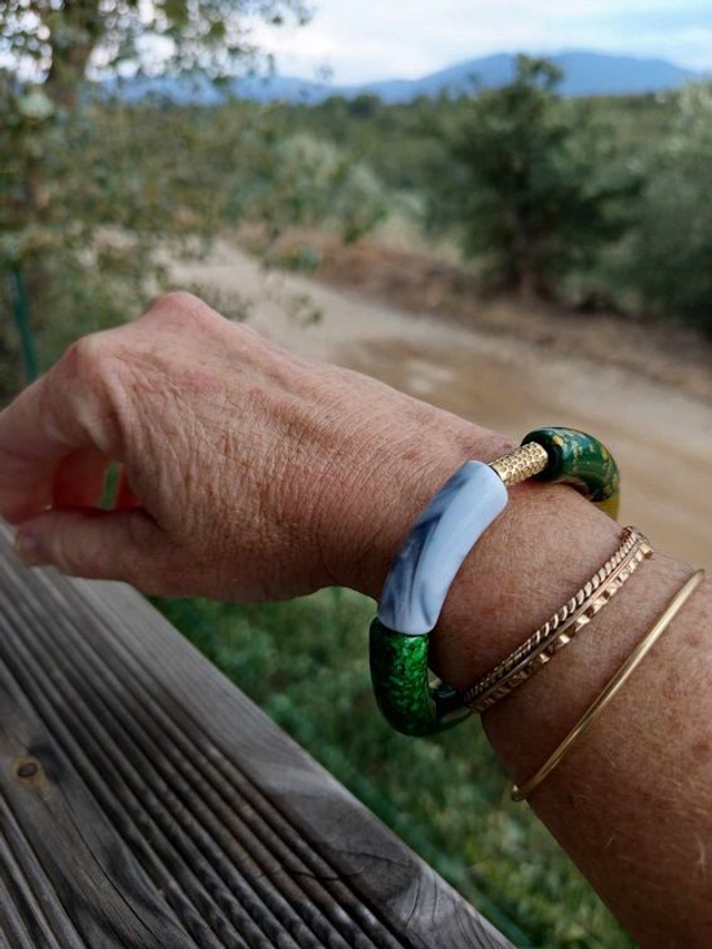 Bracelet perles tubes incurvées Chandra Panna feuille or